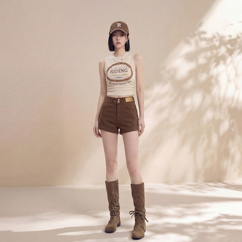 艾格夏季双扣设计热裤弹力辣妹a字短裤子咖啡色高腰卷边牛仔短裤