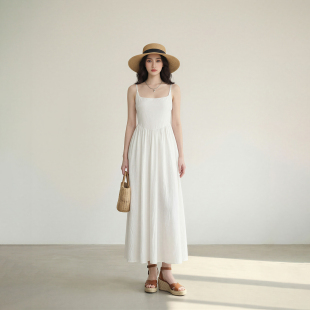 艾格法式 度假风白色吊带连衣裙女高级感收腰A字显瘦韩系百搭长裙