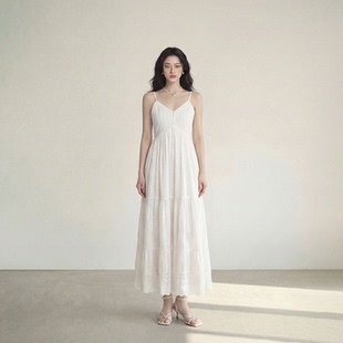 艾格新款 白色吊带连衣裙女镂空提花设计感度假风小白裙拼接蛋糕裙