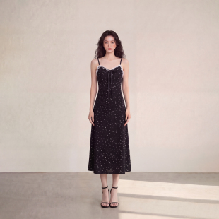 艾格法式 温柔风黑色碎花吊带连衣裙带胸垫收腰显瘦A字裙度假穿搭