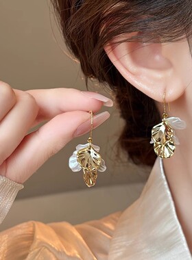贝壳花朵耳环女2025新款爆款小众独特气质耳钉轻奢高级感精致耳饰