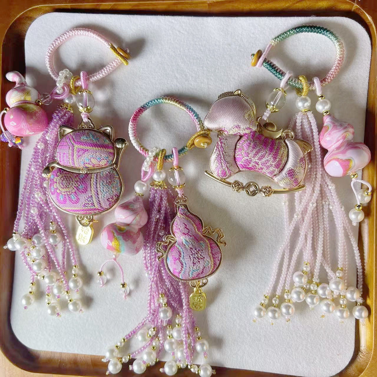 宋锦双面刺绣小马葫芦招财猫流苏挂件手工编织钥匙扣车挂包包挂饰