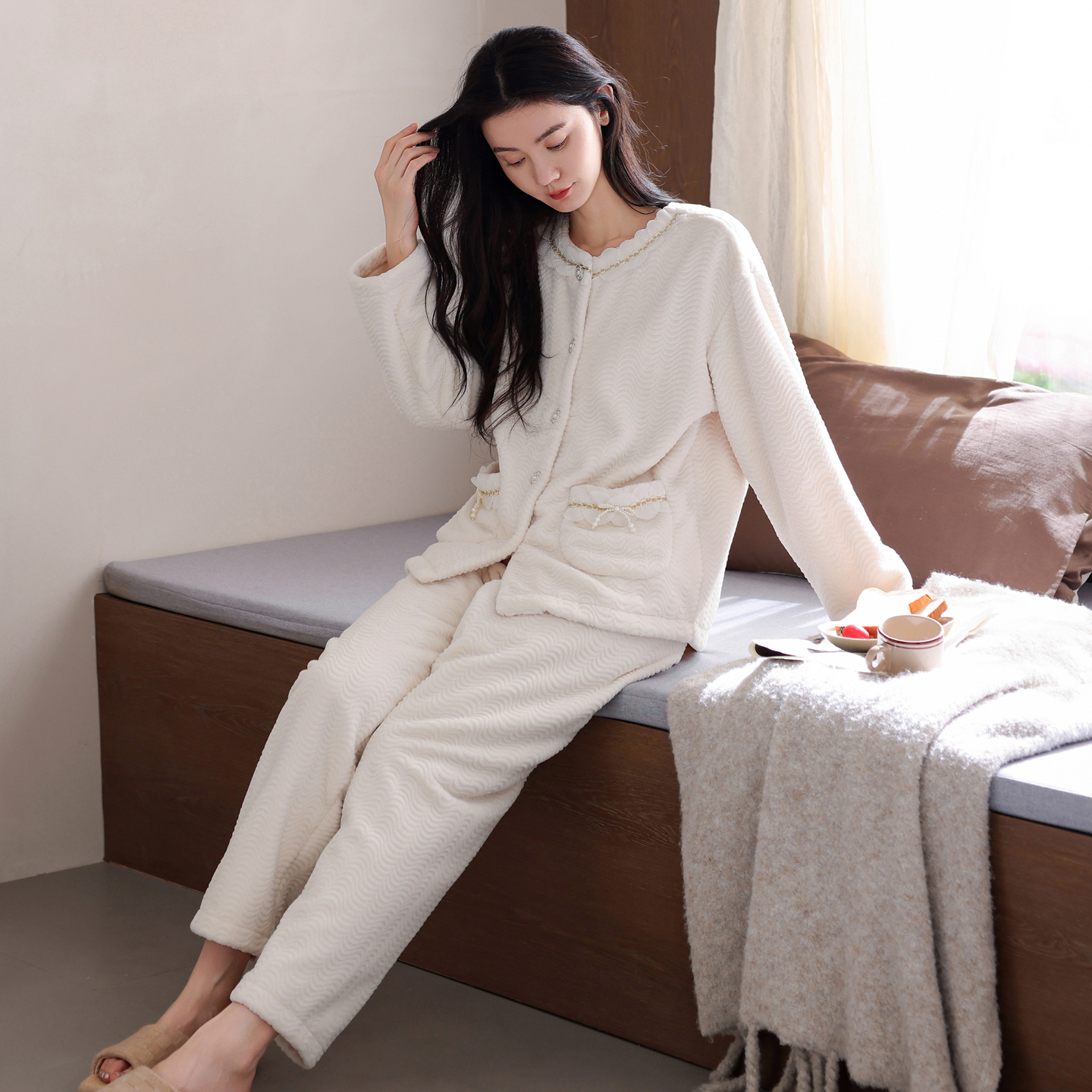 法兰绒睡衣加厚保暖女士家居服简约开衫圆领珊瑚绒冬季加绒可外穿