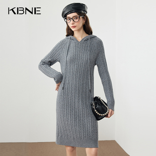 KBNE灰色长袖针织连衣裙女修身中长款气质秋冬新款显瘦连帽毛衣裙