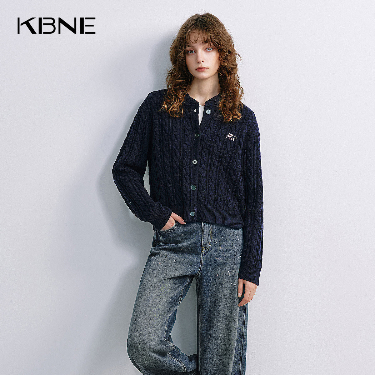 KBNE藏青色毛针织衫女2025秋季新款小刺绣麻花开衫显瘦毛衣短外套,女装/女士精品,毛针织衫,淘宝优惠券,粉丝福利购,淘宝优惠卷