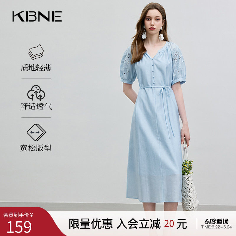 KBNE莱赛尔V领连衣裙淡蓝色蕾丝镂空2026夏季新款慵懒感收腰长裙