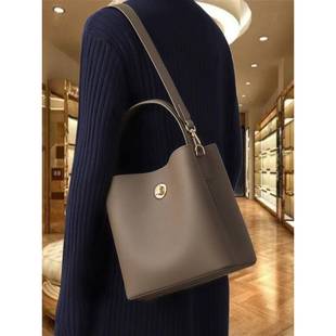 法国专柜MK DN~轻奢包包女士2025新款斜挎女包水桶包冬单肩手提包