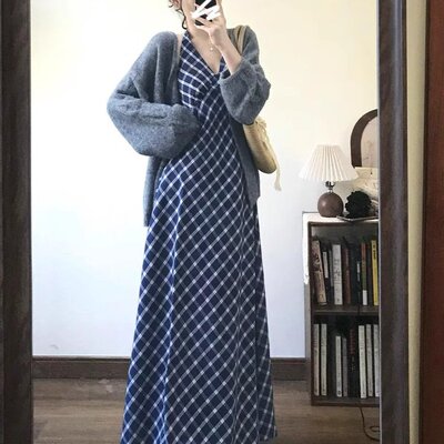 WESTAYONE复古格纹显瘦设计感连衣裙高级感挂脖裙加灰色开衫