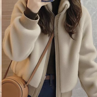 独特漂亮的初冬浅咖色毛茸茸加绒加厚小香风短款羊羔绒外套女冬季