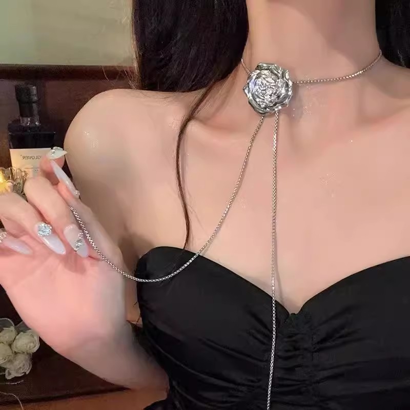 轻奢小众高级感嘻哈长款流苏抽拉式项链女金属感玫瑰花锁骨