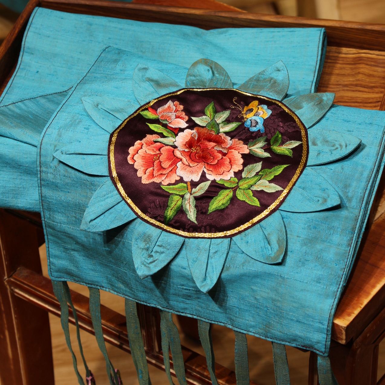 轻如蝉翼，泛光湖蓝 桑蚕丝真丝手绣盘金团花蝶恋花蝴蝶坠角围巾