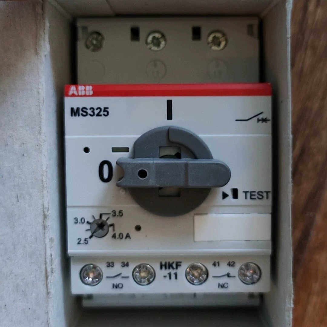 ABB电动机马达断路器MS325一只，有一个角掉了我用胶水粘