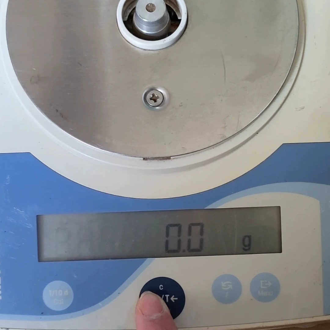 梅特勒电子天平PL202-L，一台通电如视频，一台如最后图所