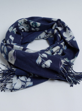 新款花朵围巾优雅藏青色精致印花女春秋保暖仿羊绒流苏围脖小尺寸