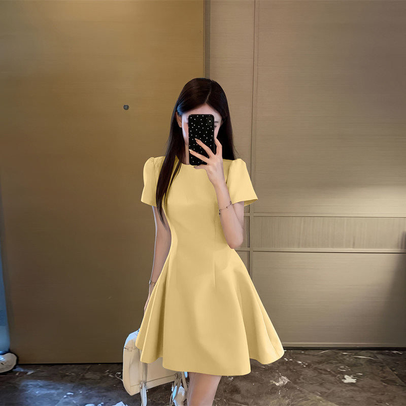 黄色短袖洋装子女夏季法式小个子高级感赫本风礼服收腰显瘦短裙