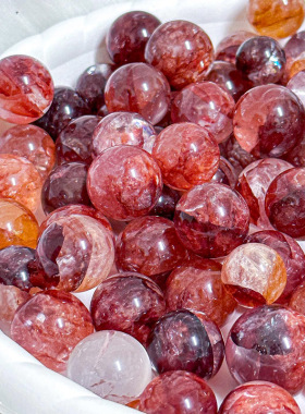 批发天然水晶红胶花水晶球原石打磨家居办公装饰红色风水球摆件