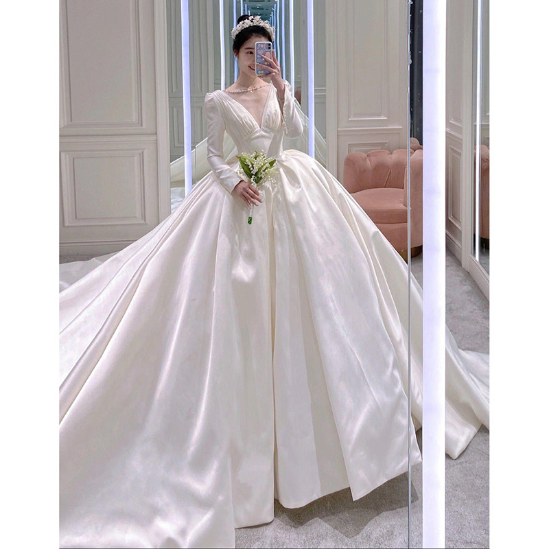 长袖缎面轻主婚纱2022新款新娘白色礼服法式V领复古高级质感拖尾