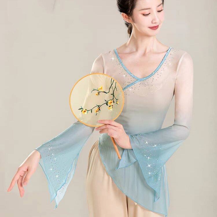 古典舞蹈服女飘逸纱衣中