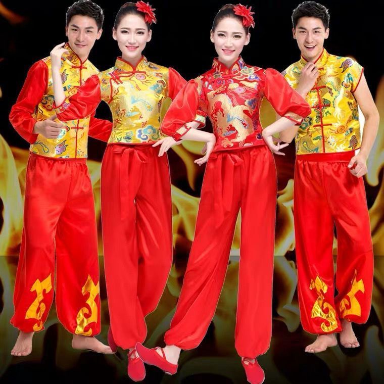 中国成人男女打鼓秧歌开