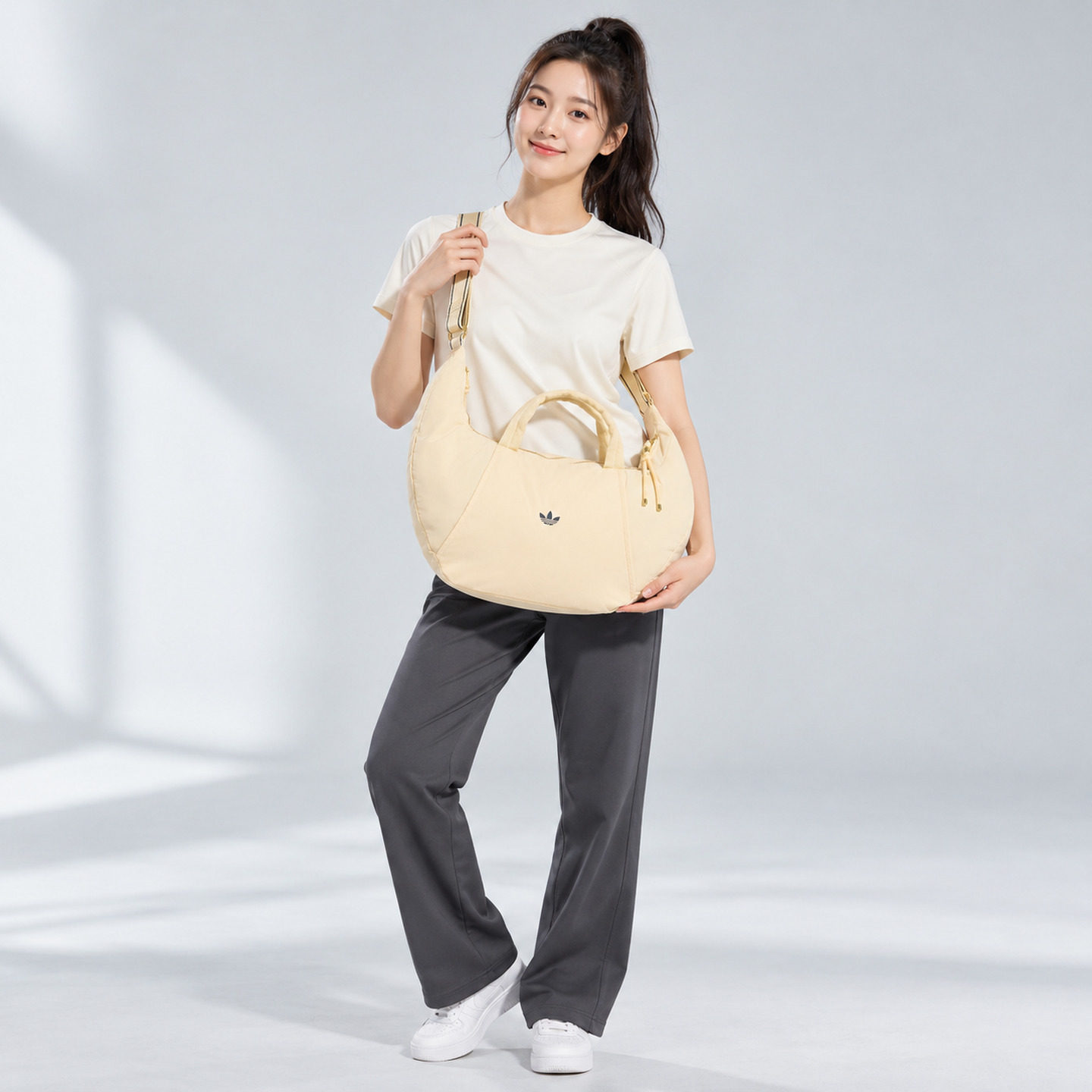 adidas阿迪达斯女款斜挎包暖香草色/深靛蓝/金