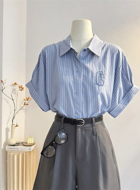 蓝色条纹短袖衬衫女2025夏季设计感宽松休闲通勤衬衣刺绣港风上衣
