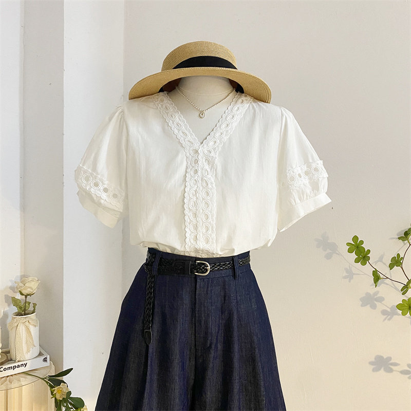 镂空蕾丝拼接花边V领泡泡袖衬衫女夏设计感复古减龄气质短袖上衣