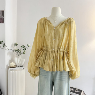 暗纹印花法式V领灯笼长袖衬衫女2026春季设计感抽绳收腰小衫上衣