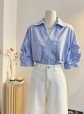 宽松V领蓝色条纹短袖衬衫女2025夏季灯笼袖通勤衬衣法式气质上衣