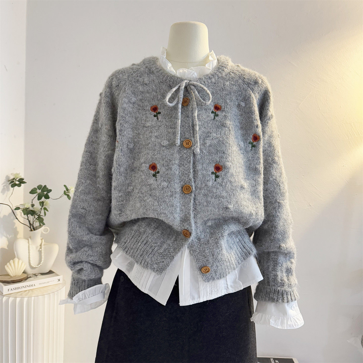 灰色刺绣小花系带圆领毛衣外套女2025秋冬加厚软糯宽松针织衫开衫
