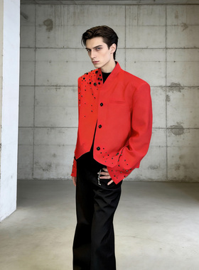 He刺野/轻奢红色短款外套男重工黑钻 明星同款立领垫肩西服外套