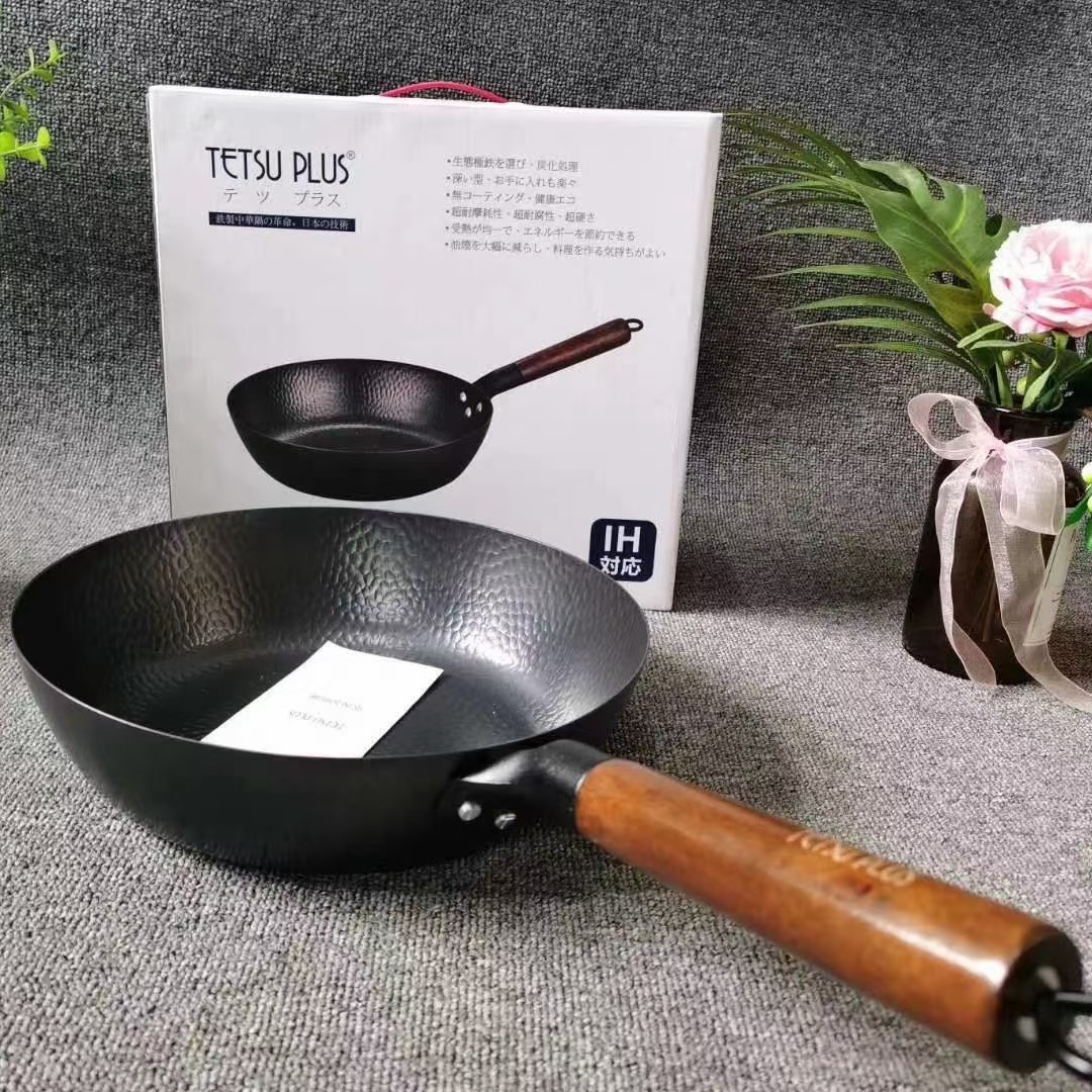 于一丁日本28cm芯集铁煎炒锅无涂层少油烟手工鱼鳞纹易清洗不粘锅