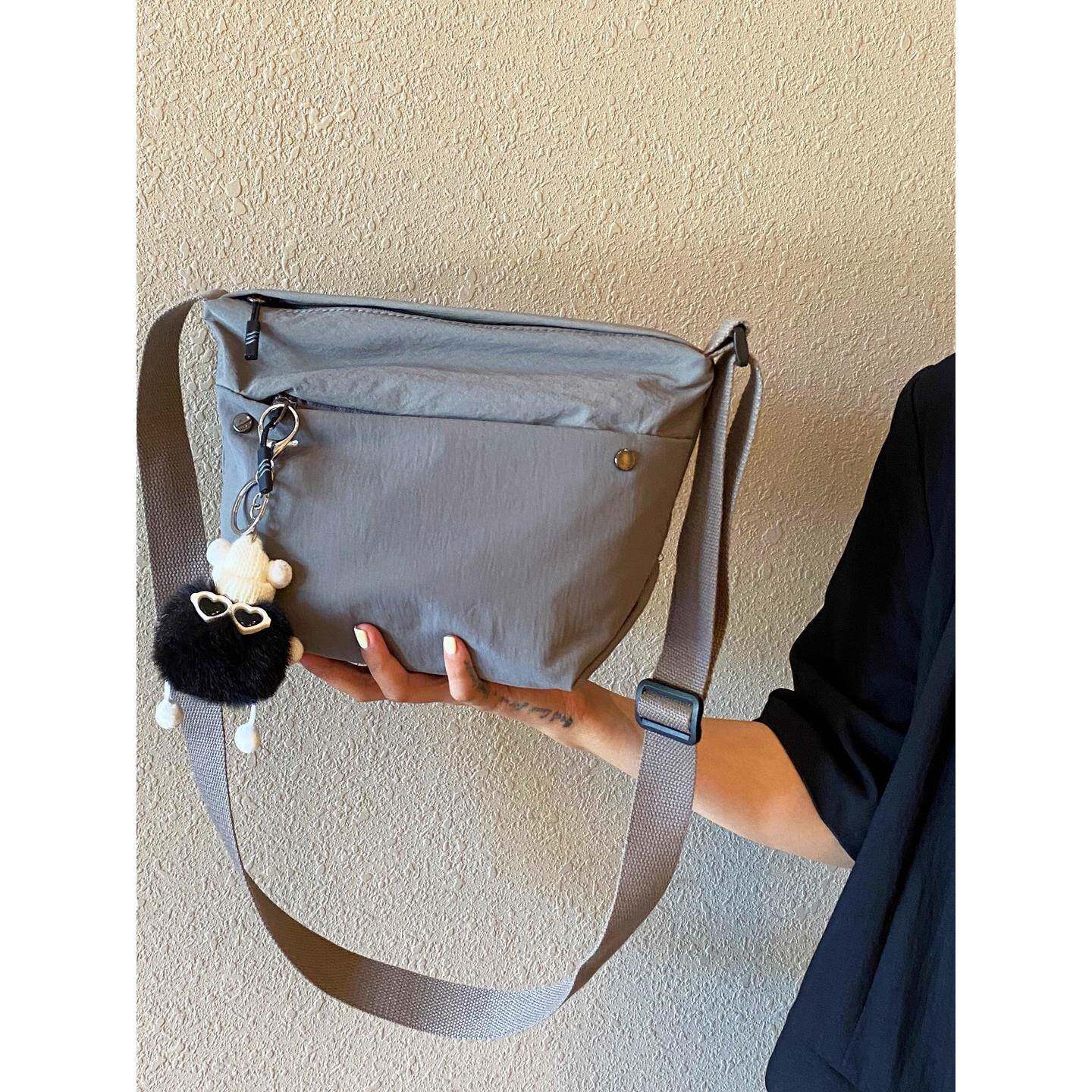 香港袋2025新时尚尼龙布防水小肩包运动自行车小包简单肩包新潮