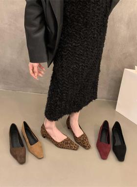 香港粗跟红色绒面单鞋女鞋子2025新款冬季百搭方头浅口通勤晚晚鞋