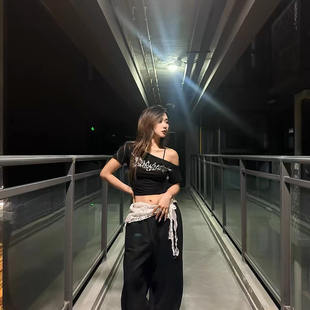 辣妹爵士jazz显瘦修身 斜肩短袖 T恤纯欲嘻哈女团上衣 烫钻短款 美式