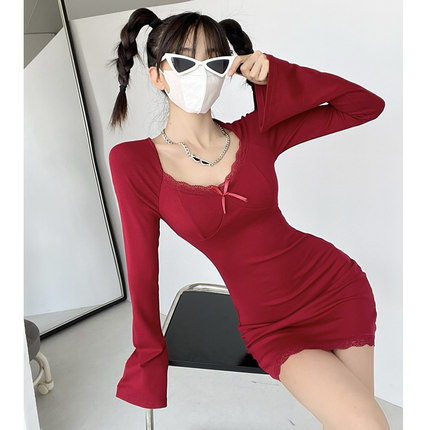 热辣玫瑰蕾丝花边长袖连衣裙秋冬修身加绒纯欲含胸垫包臀打底短裙