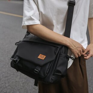 男士斜挎包潮牌2025新款大容量单肩包男轻便通勤邮差包休闲背包女