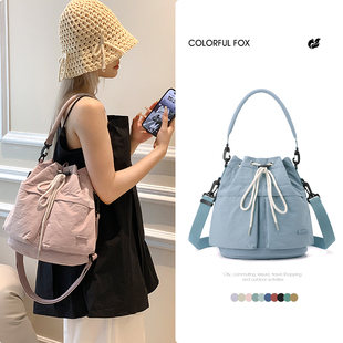 百搭抽绳水桶包女士斜挎小背包时尚拉绳束口收纳袋手提化妆包韩版