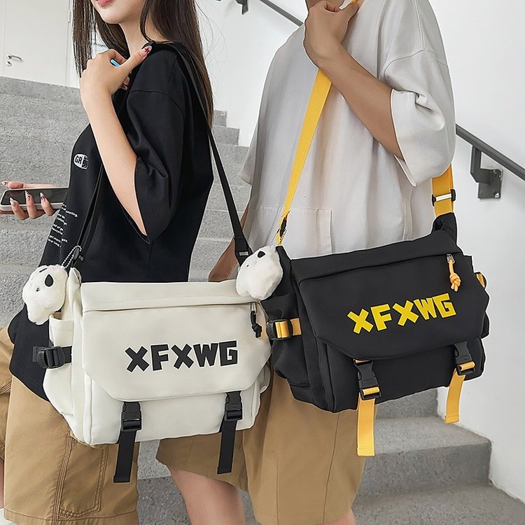 潮牌男士字母单肩包背包通勤斜挎包轻便大容量黑色休闲邮差包女生