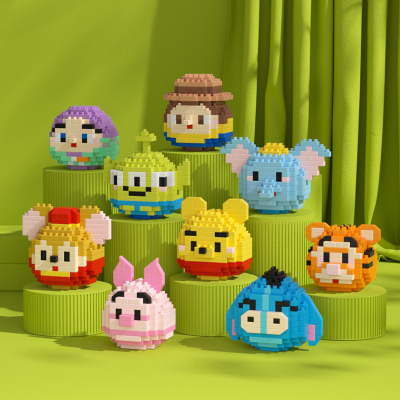 巴斯光年积木三眼怪小飞象维尼熊女孩系列益智拼装玩具生日礼物男