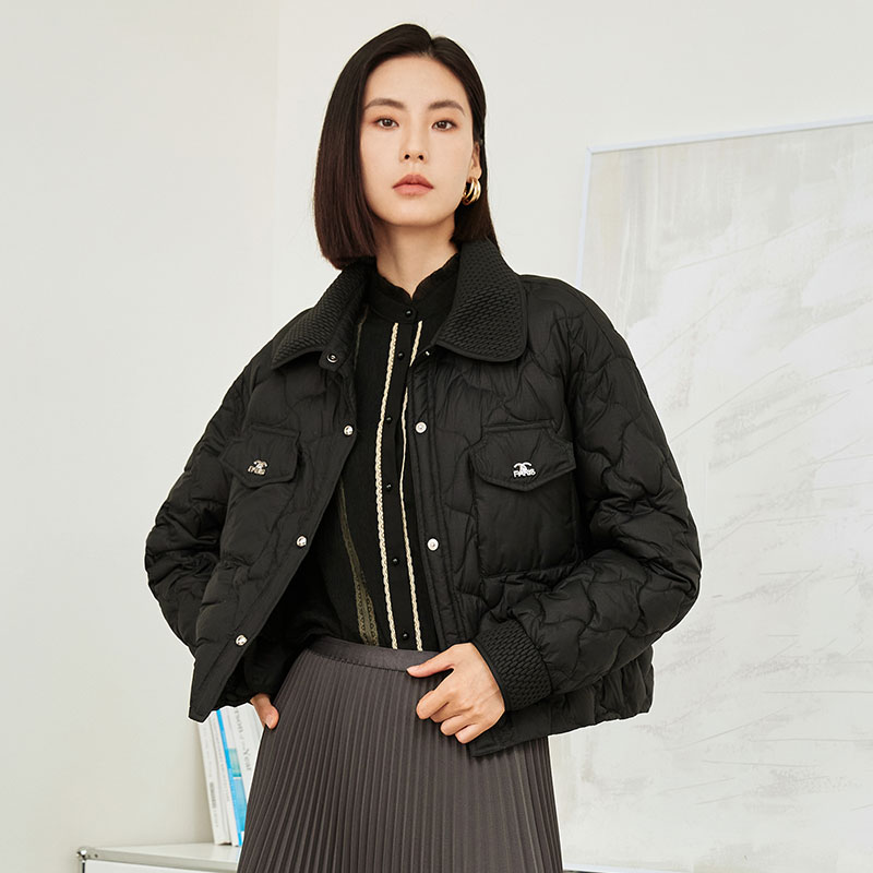 玳莎通勤翻领打揽工艺羽绒服