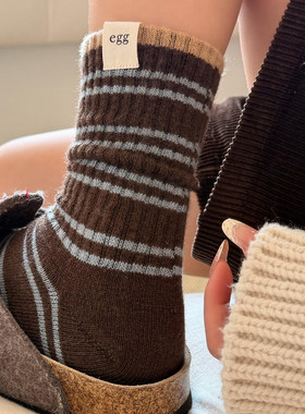 回忆上了发条2026早春新款字母布标撞色条纹的设计感中筒袜女DF