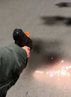 新年MP7三角洲同款连发式同年玩具枪炮仗枪儿童新年礼物送男孩