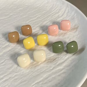 糖果色简约小方糖耳环