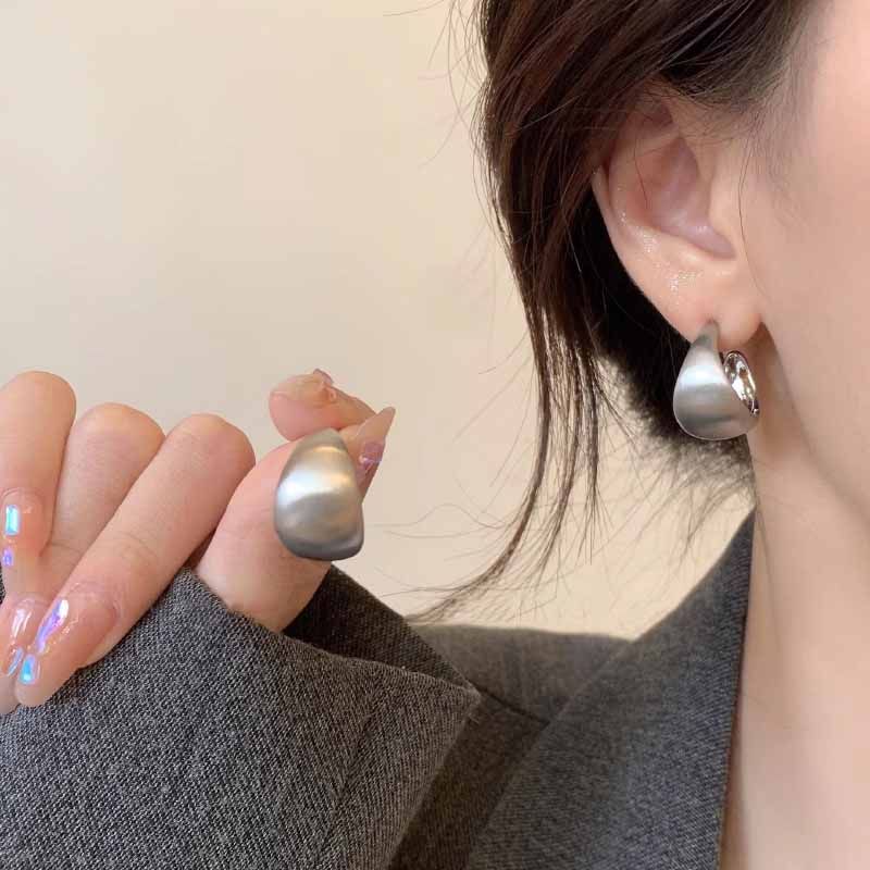 银色磨砂拉丝C型耳钉冷淡风耳环