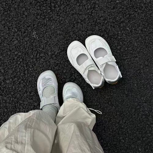 银灰秘镜2026春夏新款休闲风镂空浅口玛丽珍单鞋魔术贴百搭德训鞋