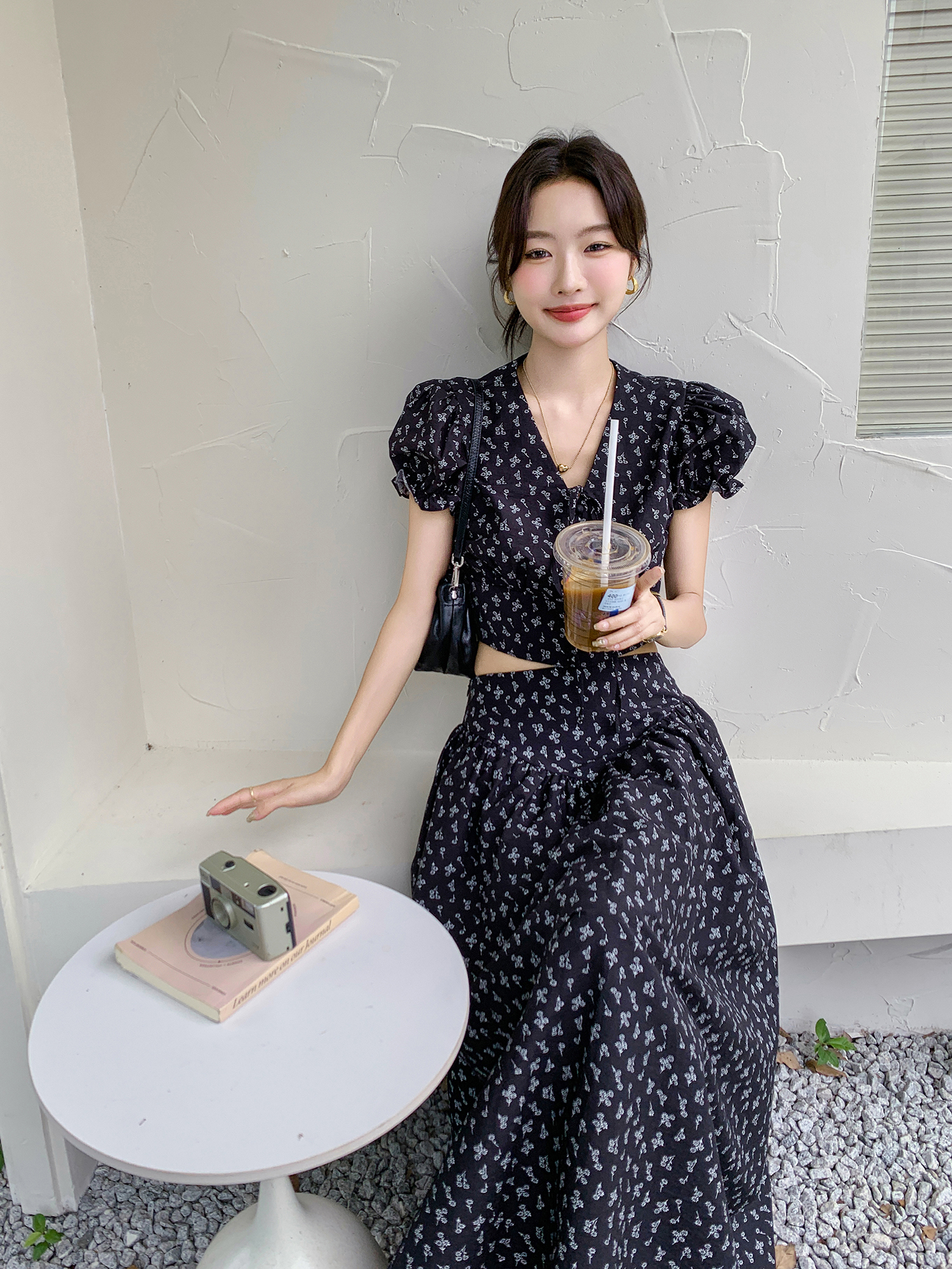 QIAOMI夏搭配一整套韩系茶里茶气别致超好看黑色碎花上衣裙子套装