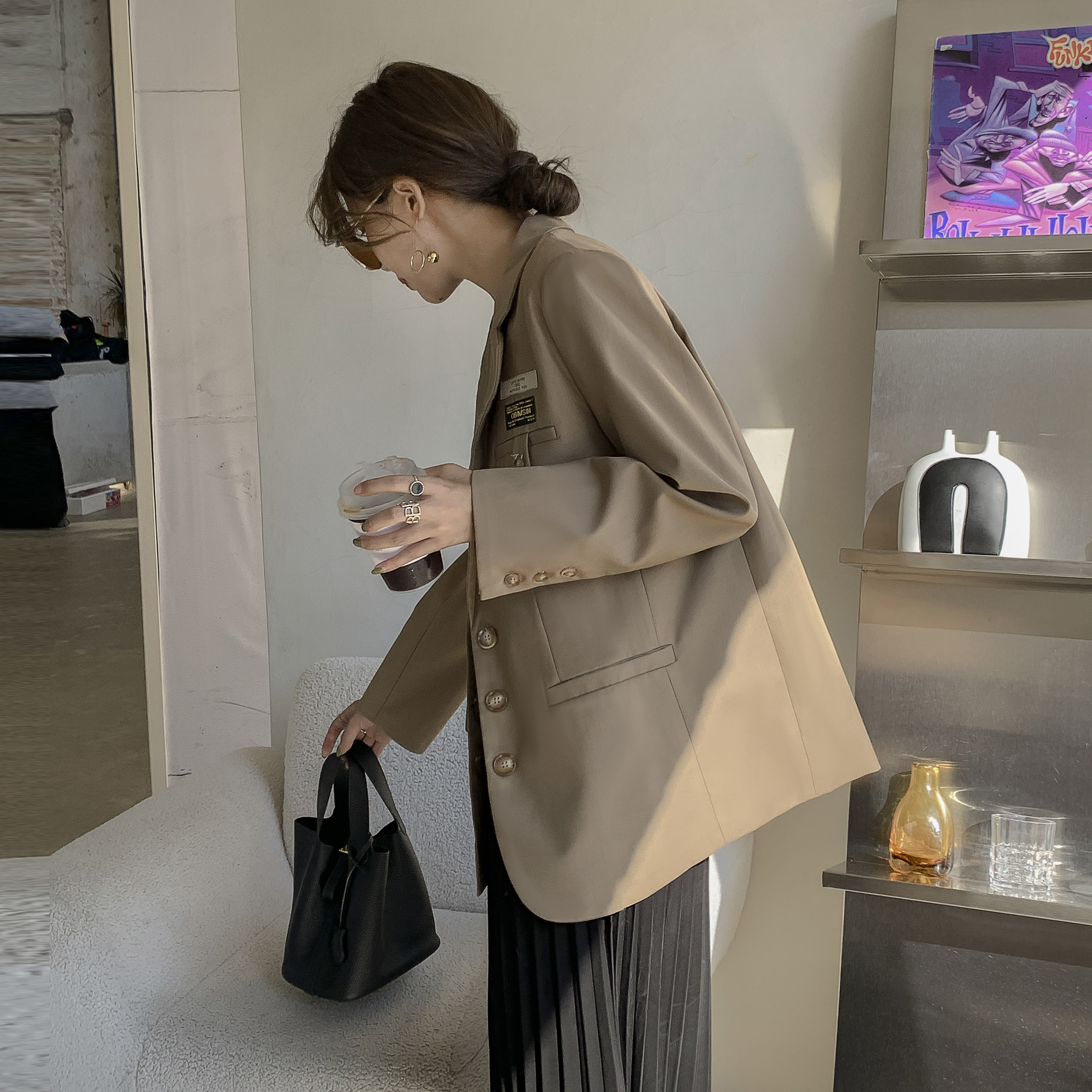 卡其小西装女春秋2024新款设计感小个子套装垫肩休闲西服外套上衣