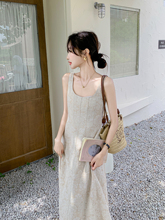 乔觅2025夏季米杏色方领无袖吊带连衣裙女夏法式高级显瘦背心长裙