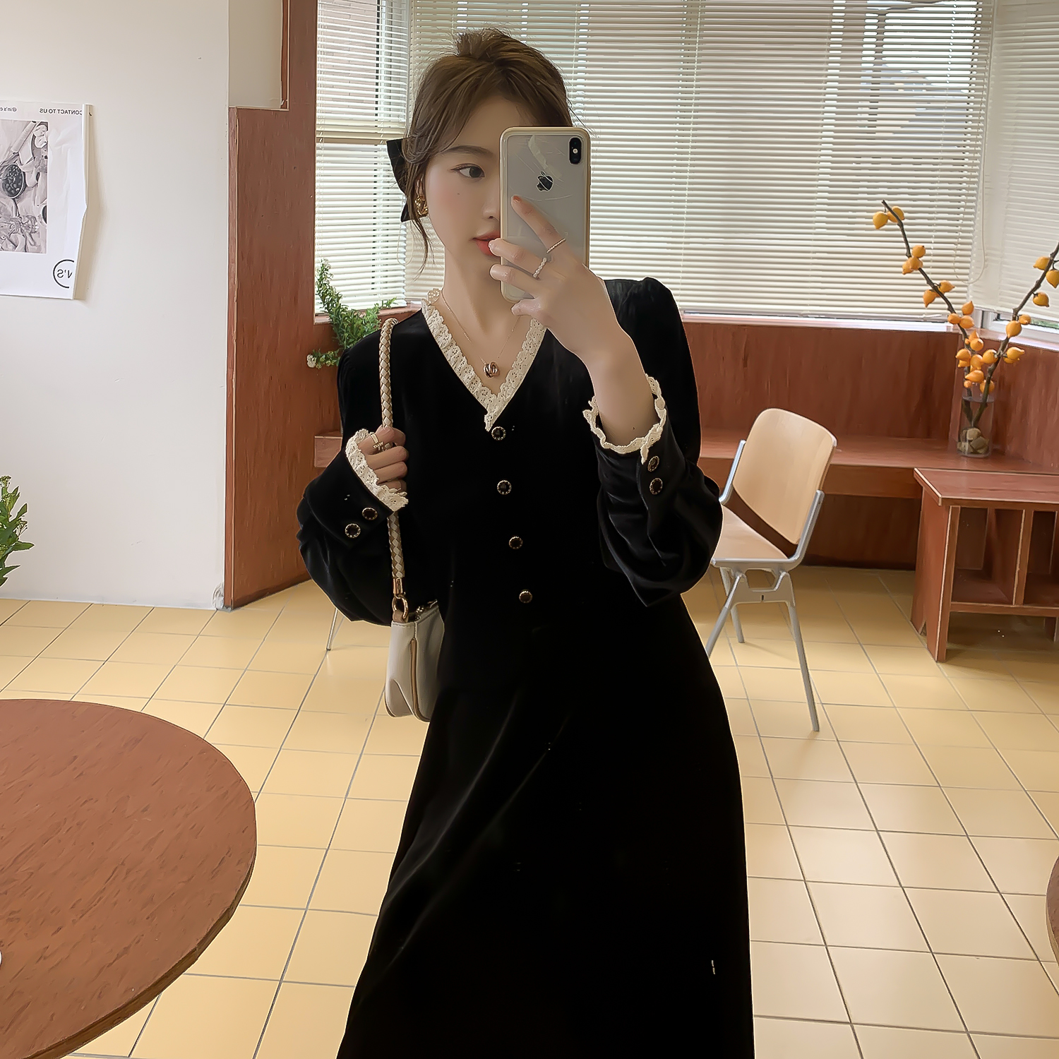 长袖连衣裙2023新款春秋冬款法式赫本风收腰复古金丝绒小黑裙子