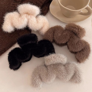 大号毛绒发夹女冬季2025年新款发量多鲨鱼夹高级感后脑勺毛毛抓夹